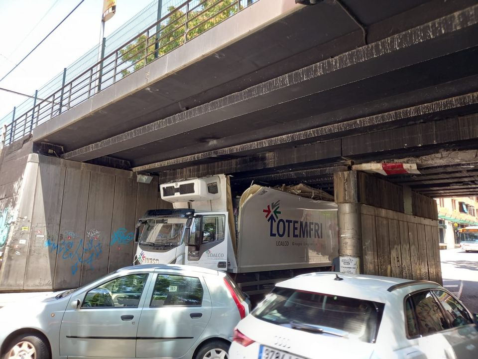 Un camió s'encasta en el pont de la Renfe dels Quatre Cantons